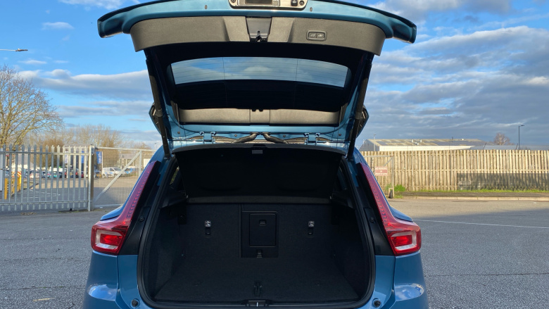 Volvo XC40 2.0 B3P Ultra Dark 5dr Auto Petrol Estate